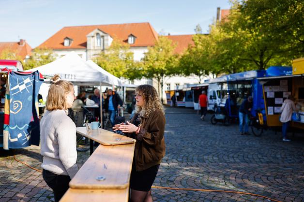 Frederike Albers und Alina Thörner (v.l.) unterhalten sich auf dem Wochenmarkt. Frederike Albers und Alina Thörner (v.l.) unterhalten sich auf dem Wochenmarkt.