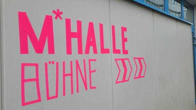 In  der  M*Halle auf dem Großen Dreesch feiert das Mecklenburgische Staatstheater Schwerin drei Tage lang Saisoneröffnung.