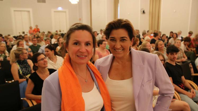 Sanja Pelletier (links) vom Zonta-Club Westfälischer Friede Osnabrück begrüßte die bekannte Kommunikationstrainerin Daniela Ben Said zu einem Vortrag in der Schlossaula