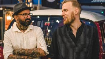 Das Duo ZweiVormBus gehört zu den zahlreichen Musikern und Bands, die am 2. Oktober beim Kneipen-Festival „Altstadt live“ in Osnabrück dabei sind.