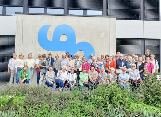 Die Vorstände der zehn Landfrauenvereine auf Kreisebene mit Gastgeber Torsten Schuchmann bei einer kürzlich erfolgten Infofahrt durch Bissendorfer Betriebe.  