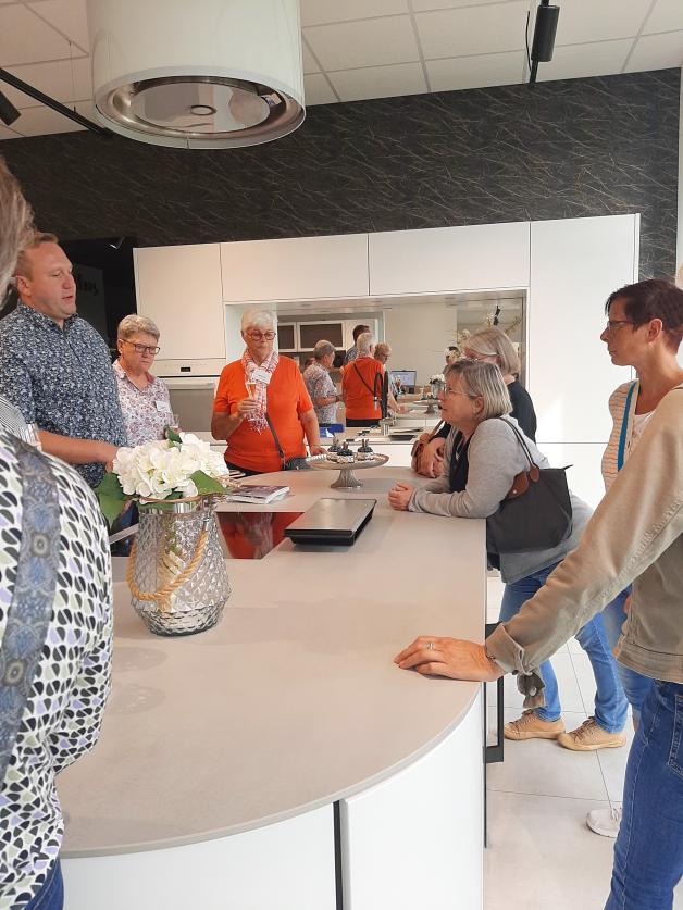 Viktor Losing gewährte den Landfrauen auf ihrer Infofahrt Einblicke in das Bissendorfer Küchenstudio. 