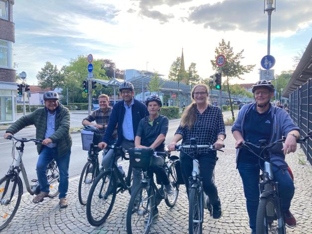 Nahmen an der „Fahrradverkehrspolitische Radtour“ teil (von links): Enno Konukiewitz, Moritz Niemann, Maximilian Donaubauer, Burkhard Kühnel-Delventhal, Bianca Urban und Gerd Gramberg.