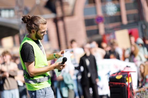 Fridays for Future ruft am 15. September zu einem weltweiten Klimastreik auf. Auch in Osnabrück gehen die Menschen gemeinsam auf Straße, um für Maßnahmen gegen den Klimawandel zu kämpfen. Foto: Michael Gründel Fridays for Future ruft am 15. September zu einem weltweiten Klimastreik auf. Auch in Osnabrück gehen die Menschen gemeinsam auf Straße, um für Maßnahmen gegen den Klimawandel zu kämpfen. Foto: Michael Gründel