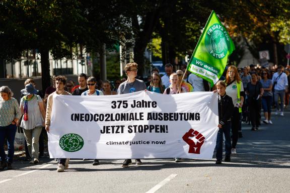 Die Spitze des Demozugs. Fridays for Future ruft am 15. September zu einem weltweiten Klimastreik auf. Auch in Osnabrück gehen die Menschen gemeinsam auf Straße, um für Maßnahmen gegen den Klimawandel zu kämpfen. Foto: Michael Gründel