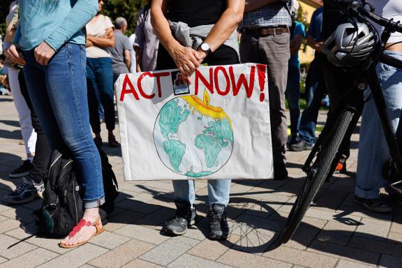 Fridays for Future ruft am 15. September zu einem weltweiten Klimastreik auf. Auch in Osnabrück gehen die Menschen gemeinsam auf Straße, um für Maßnahmen gegen den Klimawandel zu kämpfen. Foto: Michael Gründel Fridays for Future ruft am 15. September zu einem weltweiten Klimastreik auf. Auch in Osnabrück gehen die Menschen gemeinsam auf Straße, um für Maßnahmen gegen den Klimawandel zu kämpfen. Foto: Michael Gründel