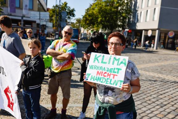Fridays for Future ruft am 15. September zu einem weltweiten Klimastreik auf. Auch in Osnabrück gehen die Menschen gemeinsam auf Straße, um für Maßnahmen gegen den Klimawandel zu kämpfen. Foto: Michael Gründel Fridays for Future ruft am 15. September zu einem weltweiten Klimastreik auf. Auch in Osnabrück gehen die Menschen gemeinsam auf Straße, um für Maßnahmen gegen den Klimawandel zu kämpfen. Foto: Michael Gründel