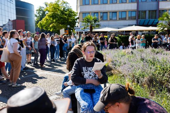 Fridays for Future ruft am 15. September zu einem weltweiten Klimastreik auf. Auch in Osnabrück gehen die Menschen gemeinsam auf Straße, um für Maßnahmen gegen den Klimawandel zu kämpfen. Foto: Michael Gründel Fridays for Future ruft am 15. September zu einem weltweiten Klimastreik auf. Auch in Osnabrück gehen die Menschen gemeinsam auf Straße, um für Maßnahmen gegen den Klimawandel zu kämpfen. Foto: Michael Gründel