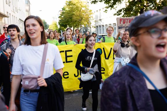 Fridays for Future ruft am 15. September zu einem weltweiten Klimastreik auf. Auch in Osnabrück gehen die Menschen gemeinsam auf Straße, um für Maßnahmen gegen den Klimawandel zu kämpfen. Foto: Michael Gründel Fridays for Future ruft am 15. September zu einem weltweiten Klimastreik auf. Auch in Osnabrück gehen die Menschen gemeinsam auf Straße, um für Maßnahmen gegen den Klimawandel zu kämpfen. Foto: Michael Gründel