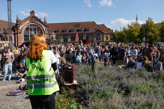 Fridays for Future ruft am 15. September zu einem weltweiten Klimastreik auf. Auch in Osnabrück gehen die Menschen gemeinsam auf Straße, um für Maßnahmen gegen den Klimawandel zu kämpfen. Foto: Michael Gründel Fridays for Future ruft am 15. September zu einem weltweiten Klimastreik auf. Auch in Osnabrück gehen die Menschen gemeinsam auf Straße, um für Maßnahmen gegen den Klimawandel zu kämpfen. Foto: Michael Gründel