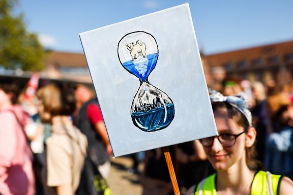 Fridays for Future ruft am 15. September zu einem weltweiten Klimastreik auf. Auch in Osnabrück gehen die Menschen gemeinsam auf Straße, um für Maßnahmen gegen den Klimawandel zu kämpfen. Foto: Michael Gründel Fridays for Future ruft am 15. September zu einem weltweiten Klimastreik auf. Auch in Osnabrück gehen die Menschen gemeinsam auf Straße, um für Maßnahmen gegen den Klimawandel zu kämpfen. Foto: Michael Gründel