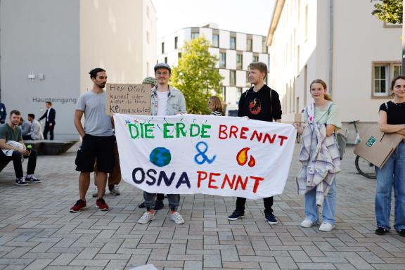 Fridays for Future ruft am 15. September zu einem weltweiten Klimastreik auf. Auch in Osnabrück gehen die Menschen gemeinsam auf Straße, um für Maßnahmen gegen den Klimawandel zu kämpfen. Foto: Michael Gründel Fridays for Future ruft am 15. September zu einem weltweiten Klimastreik auf. Auch in Osnabrück gehen die Menschen gemeinsam auf Straße, um für Maßnahmen gegen den Klimawandel zu kämpfen. Foto: Michael Gründel