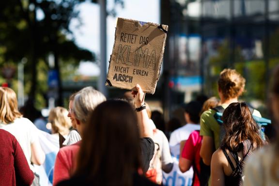 Fridays for Future ruft am 15. September zu einem weltweiten Klimastreik auf. Auch in Osnabrück gehen die Menschen gemeinsam auf Straße, um für Maßnahmen gegen den Klimawandel zu kämpfen. Foto: Michael Gründel Fridays for Future ruft am 15. September zu einem weltweiten Klimastreik auf. Auch in Osnabrück gehen die Menschen gemeinsam auf Straße, um für Maßnahmen gegen den Klimawandel zu kämpfen. Foto: Michael Gründel