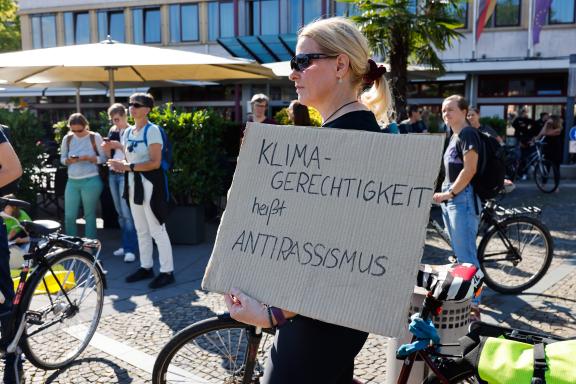 Fridays for Future ruft am 15. September zu einem weltweiten Klimastreik auf. Auch in Osnabrück gehen die Menschen gemeinsam auf Straße, um für Maßnahmen gegen den Klimawandel zu kämpfen. Foto: Michael Gründel Fridays for Future ruft am 15. September zu einem weltweiten Klimastreik auf. Auch in Osnabrück gehen die Menschen gemeinsam auf Straße, um für Maßnahmen gegen den Klimawandel zu kämpfen. Foto: Michael Gründel
