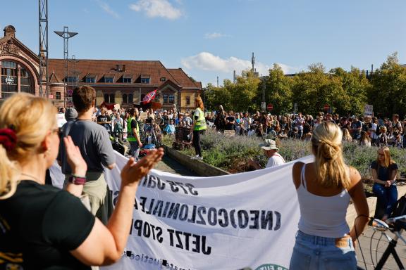 Fridays for Future ruft am 15. September zu einem weltweiten Klimastreik auf. Auch in Osnabrück gehen die Menschen gemeinsam auf Straße, um für Maßnahmen gegen den Klimawandel zu kämpfen. Foto: Michael Gründel Fridays for Future ruft am 15. September zu einem weltweiten Klimastreik auf. Auch in Osnabrück gehen die Menschen gemeinsam auf Straße, um für Maßnahmen gegen den Klimawandel zu kämpfen. Foto: Michael Gründel