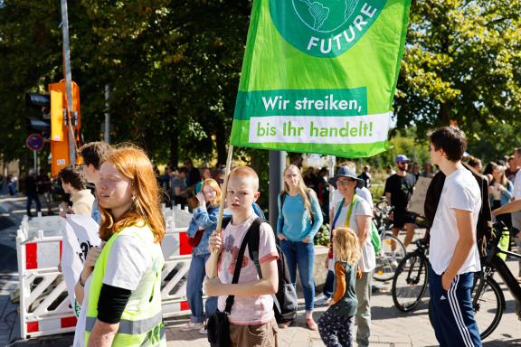 Fridays for Future ruft am 15. September zu einem weltweiten Klimastreik auf. Auch in Osnabrück gehen die Menschen gemeinsam auf Straße, um für Maßnahmen gegen den Klimawandel zu kämpfen. Foto: Michael Gründel Fridays for Future ruft am 15. September zu einem weltweiten Klimastreik auf. Auch in Osnabrück gehen die Menschen gemeinsam auf Straße, um für Maßnahmen gegen den Klimawandel zu kämpfen. Foto: Michael Gründel