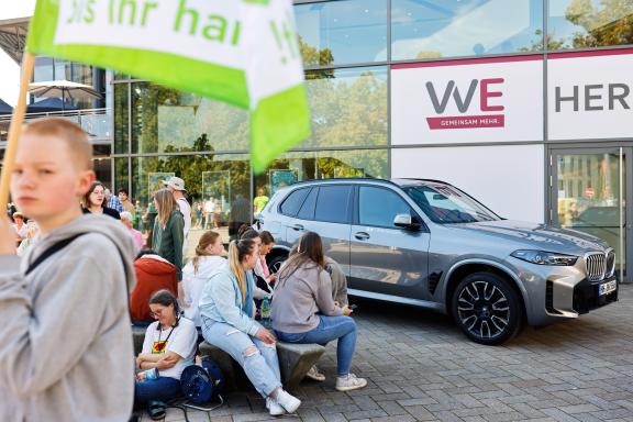 In der Osnabrück-Halle fand parallel eine Veranstaltung statt, weshalb dieses Auto dort stand. Fridays for Future ruft am 15. September zu einem weltweiten Klimastreik auf. Auch in Osnabrück gehen die Menschen gemeinsam auf Straße, um für Maßnahmen gegen den Klimawandel zu kämpfen. Foto: Michael Gründel