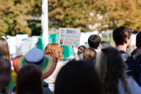 Fridays for Future ruft am 15. September zu einem weltweiten Klimastreik auf. Auch in Osnabrück gehen die Menschen gemeinsam auf Straße, um für Maßnahmen gegen den Klimawandel zu kämpfen. Foto: Michael Gründel Fridays for Future ruft am 15. September zu einem weltweiten Klimastreik auf. Auch in Osnabrück gehen die Menschen gemeinsam auf Straße, um für Maßnahmen gegen den Klimawandel zu kämpfen. Foto: Michael Gründel