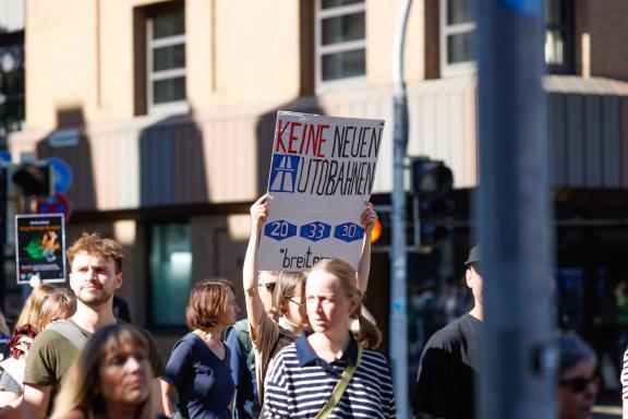 Fridays for Future ruft am 15. September zu einem weltweiten Klimastreik auf. Auch in Osnabrück gehen die Menschen gemeinsam auf Straße, um für Maßnahmen gegen den Klimawandel zu kämpfen. Foto: Michael Gründel Fridays for Future ruft am 15. September zu einem weltweiten Klimastreik auf. Auch in Osnabrück gehen die Menschen gemeinsam auf Straße, um für Maßnahmen gegen den Klimawandel zu kämpfen. Foto: Michael Gründel