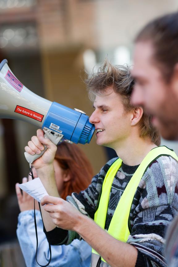Fridays for Future ruft am 15. September zu einem weltweiten Klimastreik auf. Auch in Osnabrück gehen die Menschen gemeinsam auf Straße, um für Maßnahmen gegen den Klimawandel zu kämpfen. Foto: Michael Gründel Fridays for Future ruft am 15. September zu einem weltweiten Klimastreik auf. Auch in Osnabrück gehen die Menschen gemeinsam auf Straße, um für Maßnahmen gegen den Klimawandel zu kämpfen. Foto: Michael Gründel