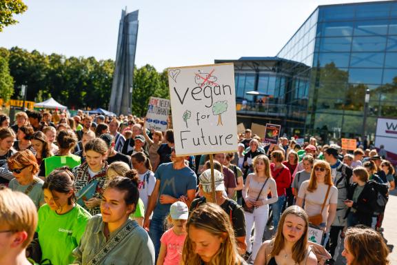 Fridays for Future ruft am 15. September zu einem weltweiten Klimastreik auf. Auch in Osnabrück gehen die Menschen gemeinsam auf Straße, um für Maßnahmen gegen den Klimawandel zu kämpfen. Foto: Michael Gründel Fridays for Future ruft am 15. September zu einem weltweiten Klimastreik auf. Auch in Osnabrück gehen die Menschen gemeinsam auf Straße, um für Maßnahmen gegen den Klimawandel zu kämpfen. Foto: Michael Gründel
