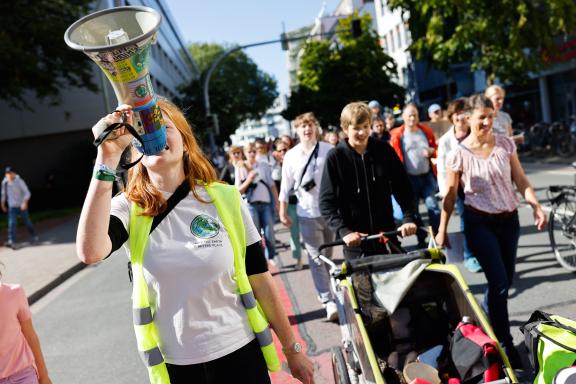 Fridays for Future ruft am 15. September zu einem weltweiten Klimastreik auf. Auch in Osnabrück gehen die Menschen gemeinsam auf Straße, um für Maßnahmen gegen den Klimawandel zu kämpfen. Foto: Michael Gründel Fridays for Future ruft am 15. September zu einem weltweiten Klimastreik auf. Auch in Osnabrück gehen die Menschen gemeinsam auf Straße, um für Maßnahmen gegen den Klimawandel zu kämpfen. Foto: Michael Gründel