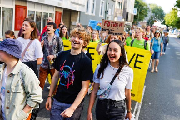 Fridays for Future ruft am 15. September zu einem weltweiten Klimastreik auf. Auch in Osnabrück gehen die Menschen gemeinsam auf Straße, um für Maßnahmen gegen den Klimawandel zu kämpfen. Foto: Michael Gründel Fridays for Future ruft am 15. September zu einem weltweiten Klimastreik auf. Auch in Osnabrück gehen die Menschen gemeinsam auf Straße, um für Maßnahmen gegen den Klimawandel zu kämpfen. Foto: Michael Gründel