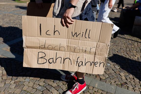 Ein Teilnehmer mit passender Botschaft. Fridays for Future ruft am 15. September zu einem weltweiten Klimastreik auf. Auch in Osnabrück gehen die Menschen gemeinsam auf Straße, um für Maßnahmen gegen den Klimawandel zu kämpfen. Foto: Michael Gründel