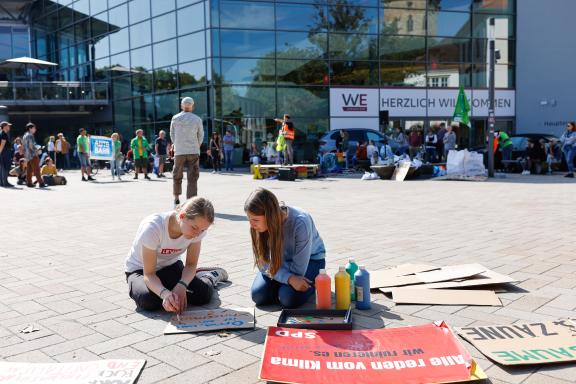 Fridays for Future ruft am 15. September zu einem weltweiten Klimastreik auf. Auch in Osnabrück gehen die Menschen gemeinsam auf Straße, um für Maßnahmen gegen den Klimawandel zu kämpfen. Foto: Michael Gründel Fridays for Future ruft am 15. September zu einem weltweiten Klimastreik auf. Auch in Osnabrück gehen die Menschen gemeinsam auf Straße, um für Maßnahmen gegen den Klimawandel zu kämpfen. Foto: Michael Gründel