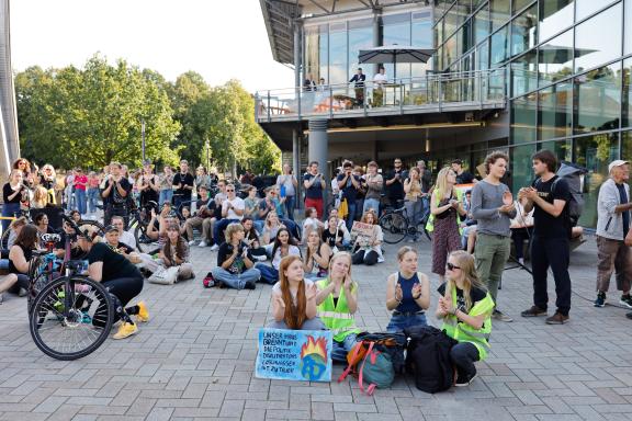 Fridays for Future ruft am 15. September zu einem weltweiten Klimastreik auf. Auch in Osnabrück gehen die Menschen gemeinsam auf Straße, um für Maßnahmen gegen den Klimawandel zu kämpfen. Foto: Michael Gründel Fridays for Future ruft am 15. September zu einem weltweiten Klimastreik auf. Auch in Osnabrück gehen die Menschen gemeinsam auf Straße, um für Maßnahmen gegen den Klimawandel zu kämpfen. Foto: Michael Gründel