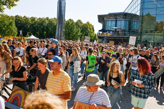 Fridays for Future ruft am 15. September zu einem weltweiten Klimastreik auf. Auch in Osnabrück gehen die Menschen gemeinsam auf Straße, um für Maßnahmen gegen den Klimawandel zu kämpfen. Foto: Michael Gründel Fridays for Future ruft am 15. September zu einem weltweiten Klimastreik auf. Auch in Osnabrück gehen die Menschen gemeinsam auf Straße, um für Maßnahmen gegen den Klimawandel zu kämpfen. Foto: Michael Gründel