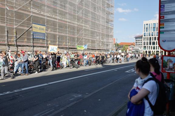 Fridays for Future ruft am 15. September zu einem weltweiten Klimastreik auf. Auch in Osnabrück gehen die Menschen gemeinsam auf Straße, um für Maßnahmen gegen den Klimawandel zu kämpfen. Foto: Michael Gründel Fridays for Future ruft am 15. September zu einem weltweiten Klimastreik auf. Auch in Osnabrück gehen die Menschen gemeinsam auf Straße, um für Maßnahmen gegen den Klimawandel zu kämpfen. Foto: Michael Gründel