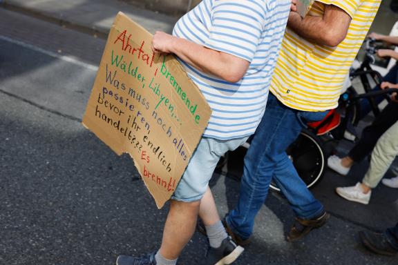 Viele hatten Schilder dabei. Fridays for Future ruft am 15. September zu einem weltweiten Klimastreik auf. Auch in Osnabrück gehen die Menschen gemeinsam auf Straße, um für Maßnahmen gegen den Klimawandel zu kämpfen. Foto: Michael Gründel