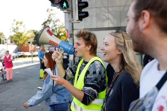 Fridays for Future ruft am 15. September zu einem weltweiten Klimastreik auf. Auch in Osnabrück gehen die Menschen gemeinsam auf Straße, um für Maßnahmen gegen den Klimawandel zu kämpfen. Foto: Michael Gründel Fridays for Future ruft am 15. September zu einem weltweiten Klimastreik auf. Auch in Osnabrück gehen die Menschen gemeinsam auf Straße, um für Maßnahmen gegen den Klimawandel zu kämpfen. Foto: Michael Gründel