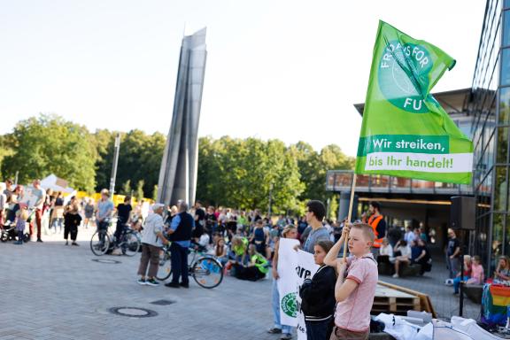 Fridays for Future ruft am 15. September zu einem weltweiten Klimastreik auf. Auch in Osnabrück gehen die Menschen gemeinsam auf Straße, um für Maßnahmen gegen den Klimawandel zu kämpfen. Foto: Michael Gründel Fridays for Future ruft am 15. September zu einem weltweiten Klimastreik auf. Auch in Osnabrück gehen die Menschen gemeinsam auf Straße, um für Maßnahmen gegen den Klimawandel zu kämpfen. Foto: Michael Gründel