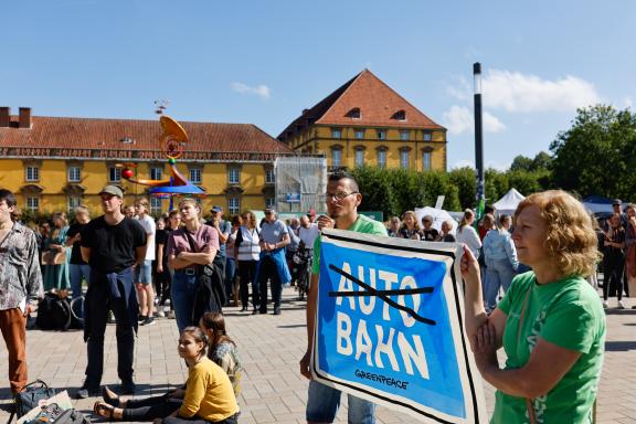 Treffpunkt mit Redebeiträgen war an der Osnabrück-Halle. Fridays for Future ruft am 15. September zu einem weltweiten Klimastreik auf. Auch in Osnabrück gehen die Menschen gemeinsam auf Straße, um für Maßnahmen gegen den Klimawandel zu kämpfen. Foto: Michael Gründel