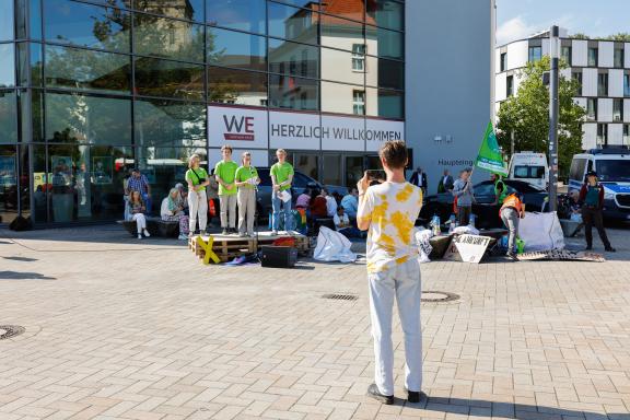 Fridays for Future ruft am 15. September zu einem weltweiten Klimastreik auf. Auch in Osnabrück gehen die Menschen gemeinsam auf Straße, um für Maßnahmen gegen den Klimawandel zu kämpfen. Foto: Michael Gründel Fridays for Future ruft am 15. September zu einem weltweiten Klimastreik auf. Auch in Osnabrück gehen die Menschen gemeinsam auf Straße, um für Maßnahmen gegen den Klimawandel zu kämpfen. Foto: Michael Gründel