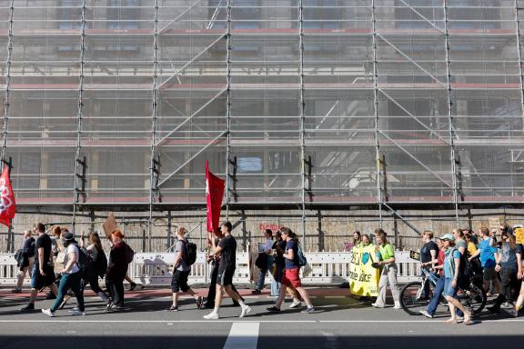 Am Neumarkt entlang. Fridays for Future ruft am 15. September zu einem weltweiten Klimastreik auf. Auch in Osnabrück gehen die Menschen gemeinsam auf Straße, um für Maßnahmen gegen den Klimawandel zu kämpfen. Foto: Michael Gründel