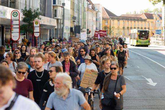 Fridays for Future ruft am 15. September zu einem weltweiten Klimastreik auf. Auch in Osnabrück gehen die Menschen gemeinsam auf Straße, um für Maßnahmen gegen den Klimawandel zu kämpfen. Foto: Michael Gründel Fridays for Future ruft am 15. September zu einem weltweiten Klimastreik auf. Auch in Osnabrück gehen die Menschen gemeinsam auf Straße, um für Maßnahmen gegen den Klimawandel zu kämpfen. Foto: Michael Gründel