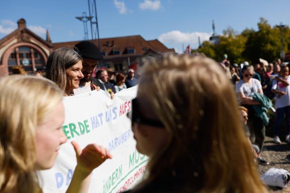 Am Hauptbahnhof legten die Demonstranten einen kurzen Zwischenstopp ein. Fridays for Future ruft am 15. September zu einem weltweiten Klimastreik auf. Auch in Osnabrück gehen die Menschen gemeinsam auf Straße, um für Maßnahmen gegen den Klimawandel zu kämpfen. Foto: Michael Gründel