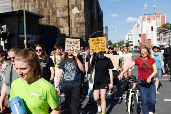 Fridays for Future ruft am 15. September zu einem weltweiten Klimastreik auf. Auch in Osnabrück gehen die Menschen gemeinsam auf Straße, um für Maßnahmen gegen den Klimawandel zu kämpfen. Foto: Michael Gründel Fridays for Future ruft am 15. September zu einem weltweiten Klimastreik auf. Auch in Osnabrück gehen die Menschen gemeinsam auf Straße, um für Maßnahmen gegen den Klimawandel zu kämpfen. Foto: Michael Gründel