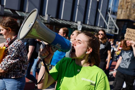 Fridays for Future ruft am 15. September zu einem weltweiten Klimastreik auf. Auch in Osnabrück gehen die Menschen gemeinsam auf Straße, um für Maßnahmen gegen den Klimawandel zu kämpfen. Foto: Michael Gründel Fridays for Future ruft am 15. September zu einem weltweiten Klimastreik auf. Auch in Osnabrück gehen die Menschen gemeinsam auf Straße, um für Maßnahmen gegen den Klimawandel zu kämpfen. Foto: Michael Gründel