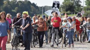 Die Klimademo von Fridays for Future zog am Freitag schwätzungsweise mehr als 100 Menschen in Rendsburg auf die Straße.