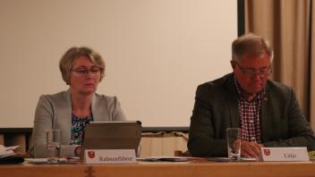 Die Vorsitzende des Umweltausschusses Martina Rahnenführer und Bürgermeister Hans-Peter Lütje bei der Sitzung am 14. September. 