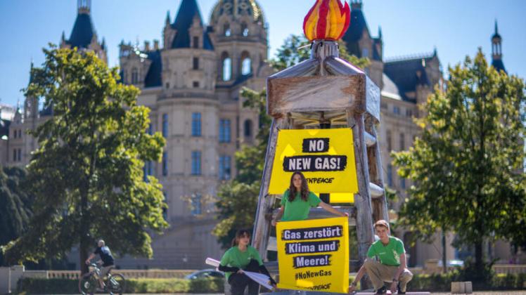 Greenpeace protestiert gegen die LNG-Terminals auf Rügen mit Fidays for Future