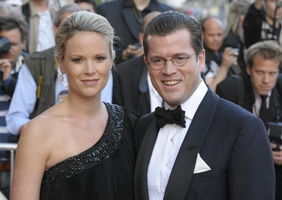 Sie waren seit dem Jahr 2000 verheiratet: Ex-Verteidigungsminister Karl-Theodor zu Guttenberg (51) und Stephanie zu Guttenberg (46) trennten sich nach Angabe ihres Anwalts bereit im vergangenen Winter. Die beiden haben zwei Töchter im Alter von 20 und 21 Jahren. Karl-Theodor zu Guttenberg und Stephanie zu Guttenberg