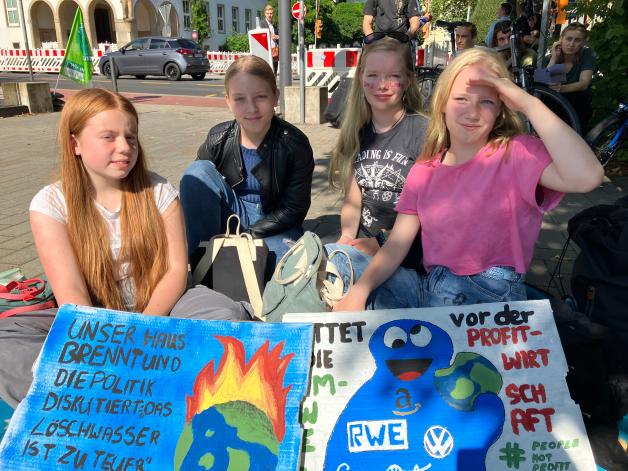 Philina und Mareke sind 12 Jahre alt und demonstrieren für Klimaschutz. Es ist ihre zweite Klima-Demo. Mit dabei sind auch Marekes ältere Schwestern Johanna und Greta (rechts im Bild). Sie sind schon zum vierten Mal dabei.