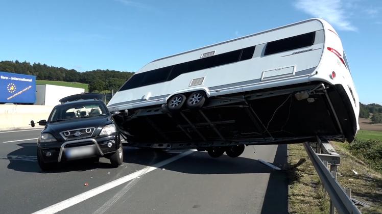 Wohnwagen landet bei Unfall auf der A1 bei Lengerich auf Leitplanke