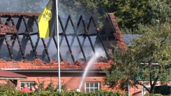 Dachstuhl eines Pferdestalls brennt in Emsbüren aus: Bewohner reagieren schnell