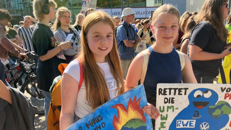 Philine (links) und Mareke (rechts) aus Bramsche waren am 15.9.2023 beim Globalen Klimastreik in Osnabrück dabei. 